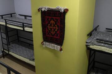 Кровать в общем номере с 4 кроватями в Гостевом доме Konok center hostel